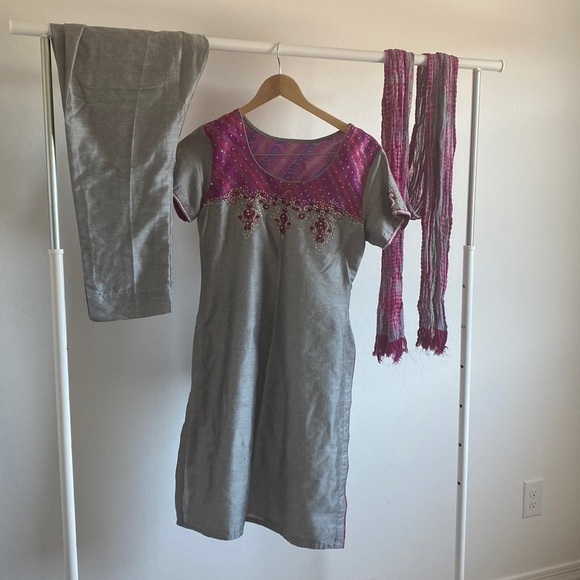 Pakistani Indian Outfit - Picture 1 of 4